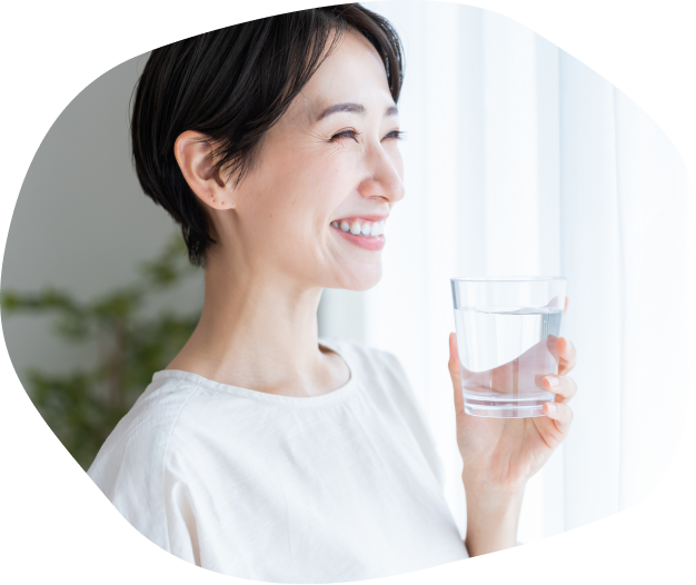 水素水を飲む女性